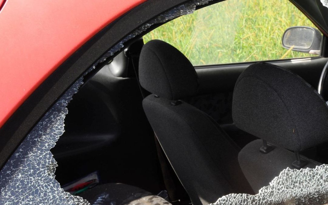 Auto prese d’assalto fuori la pizzeria